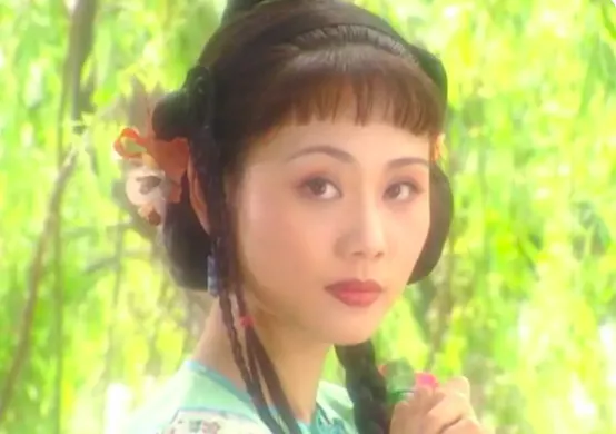 《還珠格格》中土氣十足的“柳紅”，在這部劇中扮相驚為天人