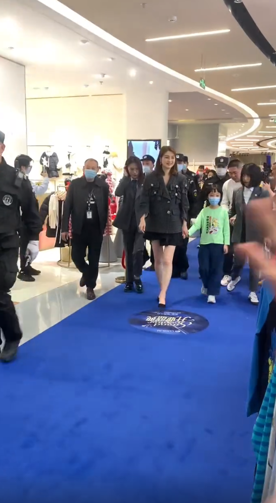 洪欣帶女兒逛商場被指排場大，多名保安為她開路，行人被擠到兩旁