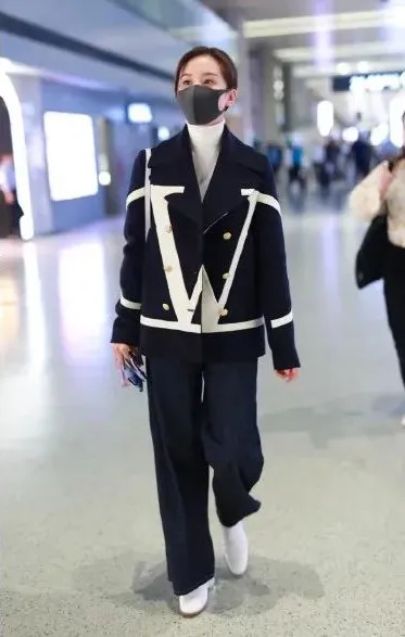 小黑靴OUT了！今冬「這雙鞋」超火爆，時髦精都愛它