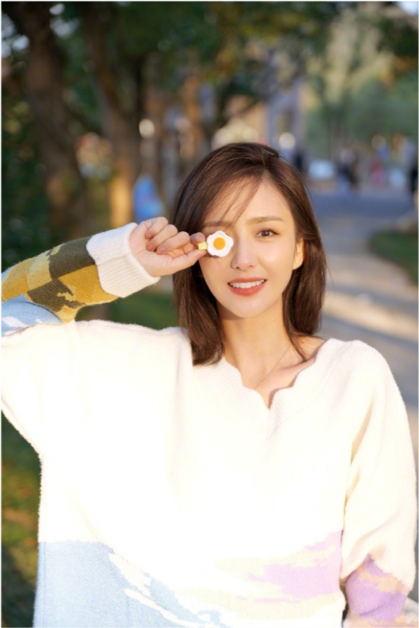 佟麗婭隨拍照美到爆！穿毛衣手握花朵神似初戀，甜美笑容太治癒了