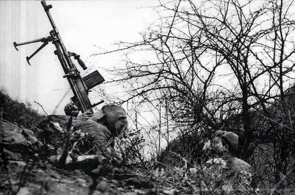 抗日神劇“機槍打飛機”