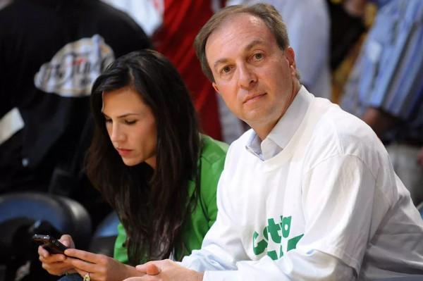 2010年花4.5億買下勇士,11年過去,勇士老闆拉科布賺了多少錢? 2010年花4.5億買下勇士,11年過去,勇士老闆拉科布賺了多少錢?