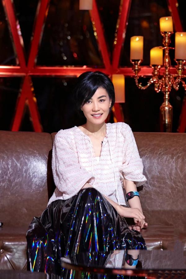 天后王菲真個性,穿針織衫配長褲走紅毯,意外美成全場焦點 天后王菲真個性,穿針織衫配長褲走紅毯,意外美成全場焦點