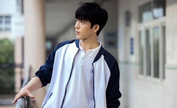 井柏然：出生28天被拋棄，靠奶奶撿垃圾長大，28年後父母來認親