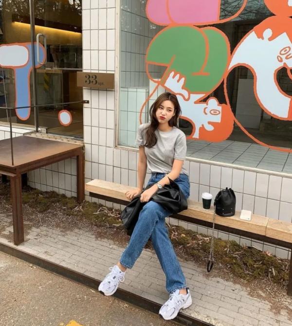 身高不夠穿搭來湊，149馮提莫生圖看起來就像是175，合影卻露了陷