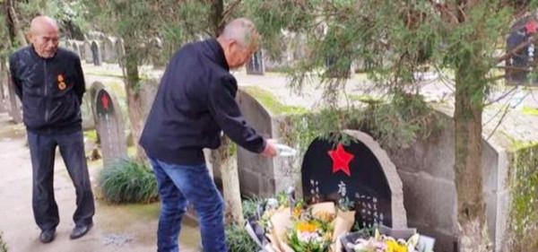 19歲鐵道兵意外犧牲，48年無人祭拜，近半世紀後82歲哥哥為其掃墓