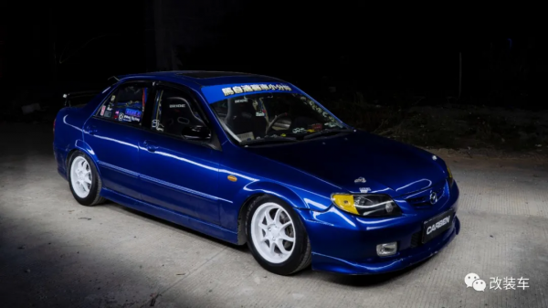 經典的馬自達323依然還有很多人玩，只需7000塊就能買來快樂