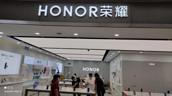 榮耀線下門店流量輸給小米，轉轉二手進入商超，價效比依然是賣點