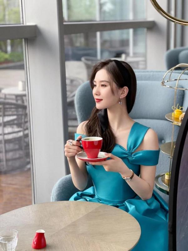 有一種優雅叫“劉詩詩”，穿緞面長裙簡約卻有氣質，名媛範十足
