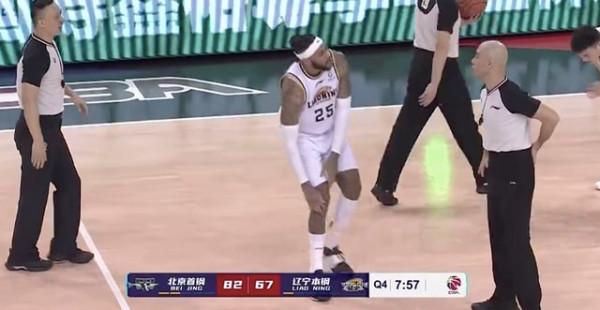 爭議！莫蘭特封蓋撞翻書豪，被吹犯規後不滿判罰兩人場上直接交流