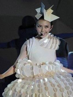 鳥窩、縫紉機、鋼絲球，女明星奇奇怪怪的髮型，笑得捂不住嘴