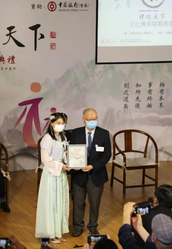 郭晶晶穿漢服亮相，穿襦裙戴珠花古典味兒十足，笑眼盈盈好嬌俏