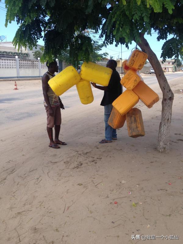 你知道安哥拉黑人用來裝水的黃色桶，最初的用途是什麼嗎？