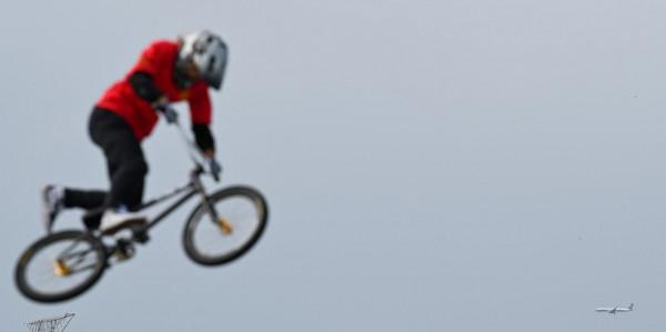 腳踏車——女子小輪車自由式公園賽：與飛機同框