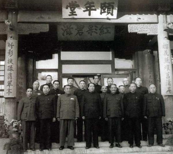 49年,毛主席設宴招待起義人員,擬定名單:不要忘了我那個小同學 49年,毛主席設宴招待起義人員,擬定名單:不要忘了我那個小同學