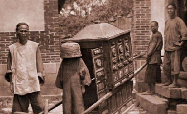 清朝一女子，對小叔子說：你哥被雷劈死了，縣令：女子才是真兇