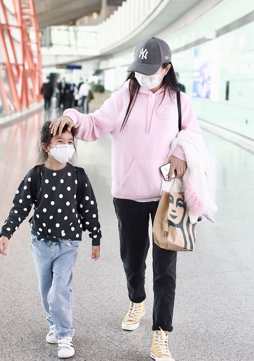 包貝爾真幸福，妻子包文婧時髦美豔似貴婦，女兒穿蓬蓬裙似小公主