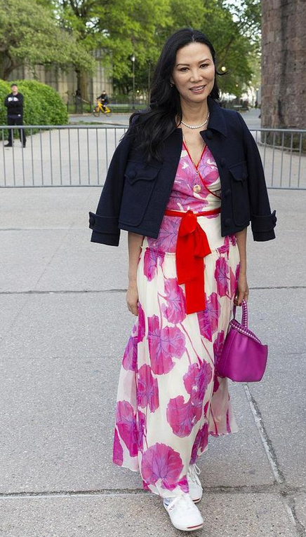 服了鄧文迪的審美，如此花哨的裙裝都能穿出高階感，氣質真不一般