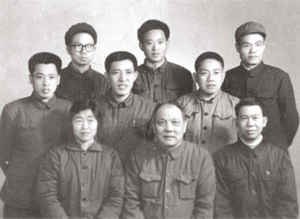 開國將軍中的兩對“翁婿將軍”，老丈人是不是必須向女婿敬禮？