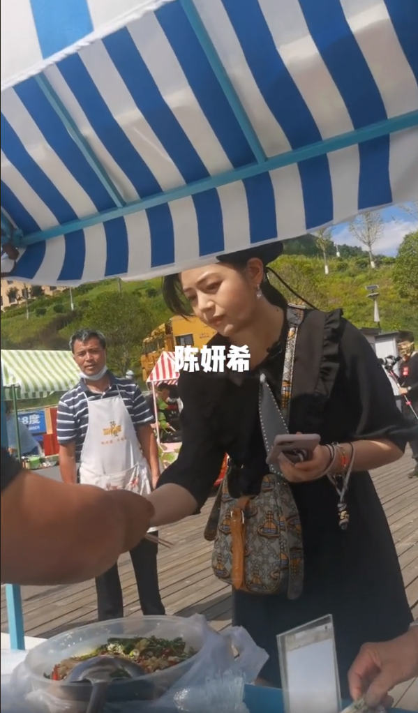 陳妍希買小吃被路人偶遇，生圖比精修胖一圈，因未付錢遭老闆吐槽