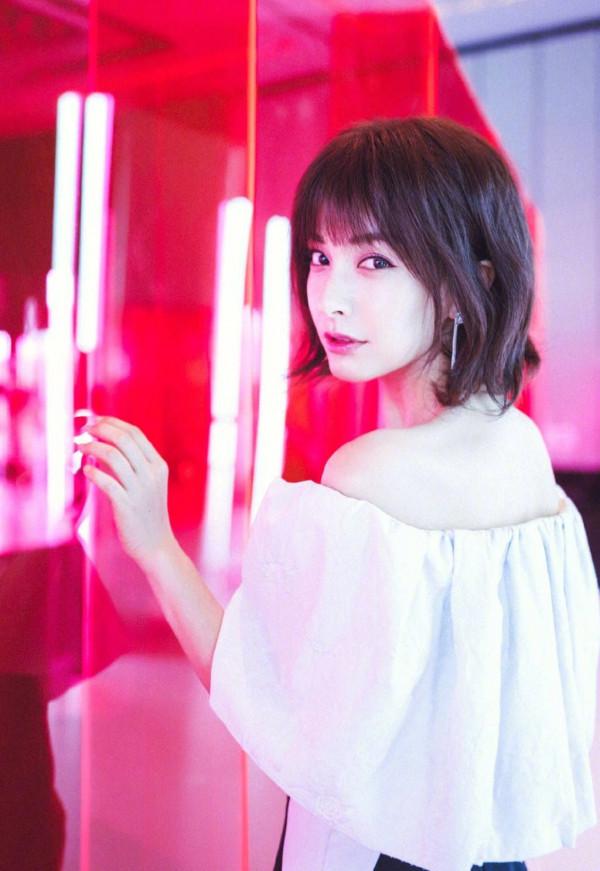 吳昕美到了國外,穿綢緞上衣配一頭金髮好驚豔,連氣質都昇華了 吳昕美到了國外,穿綢緞上衣配一頭金髮好驚豔,連氣質都昇華了