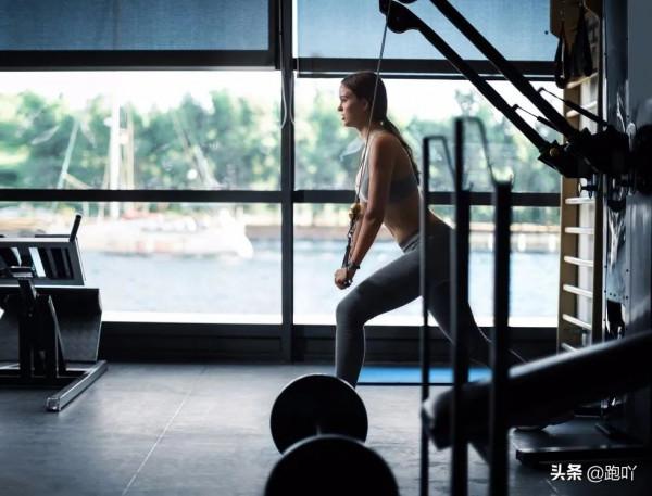 大重量還是自由重量對肌肉更友好