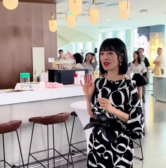 張庭終於剪掉十年長髮,bob短髮配印花裙洋氣減齡,51歲嫩成21歲 張庭終於剪掉十年長髮,bob短髮配印花裙洋氣減齡,51歲嫩成21歲