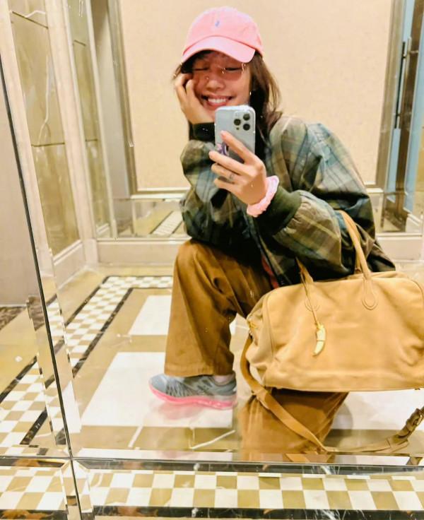 白百何變穿搭博主？