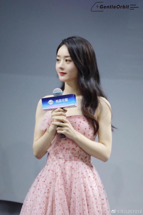 趙麗穎一身一字領蕾絲連衣裙，如花仙子好美好水靈