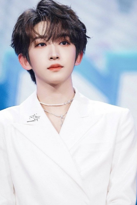 男偶像為了變白簡直拼了，劉宇拔腿毛，他們被曝要求塗最白的粉底