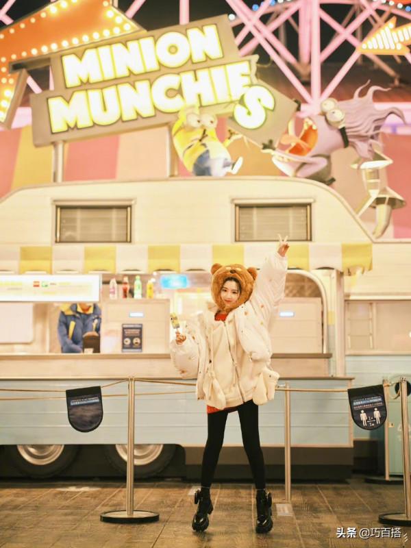 毛曉彤穿衣真有風格，不經意的減齡讓她美成大學生，太值得學習了