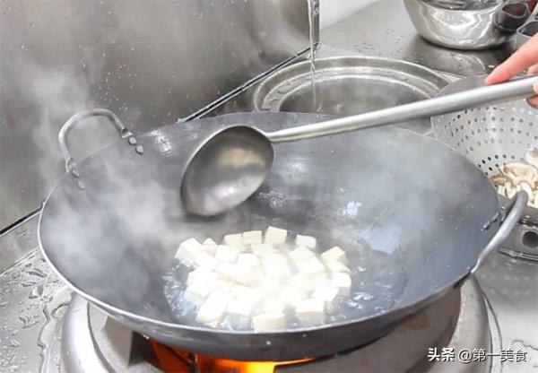 一塊豆腐,一把菌菇,簡單一燴,豆腐鮮嫩入味,菌菇清香脆嫩 一塊豆腐,一把菌菇,簡單一燴,豆腐鮮嫩入味,菌菇清香脆嫩