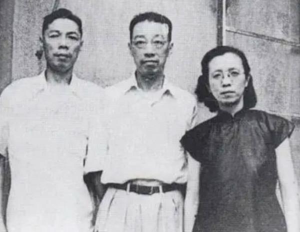 蔣介石正在舉辦頒獎晚會，一架國軍轟炸機來到上空，投下了炸彈