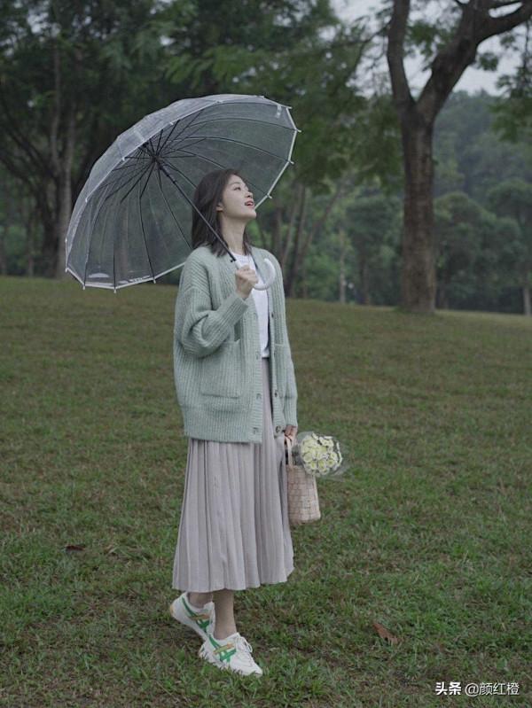 “針織外套”的高階穿法是這樣的，搭配百褶裙優雅溫柔，簡約大氣