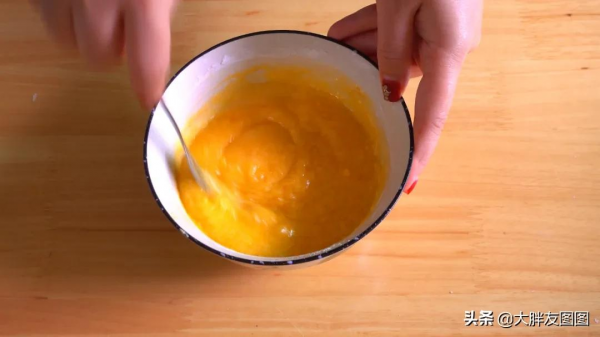 揭秘！奶黃包的家常做法，爆漿流心，軟到捏不住