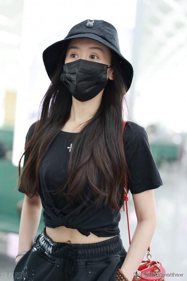 袁冰妍身穿黑色短T露出小蠻腰,一雙大眼呆萌可愛 袁冰妍身穿黑色短T露出小蠻腰,一雙大眼呆萌可愛