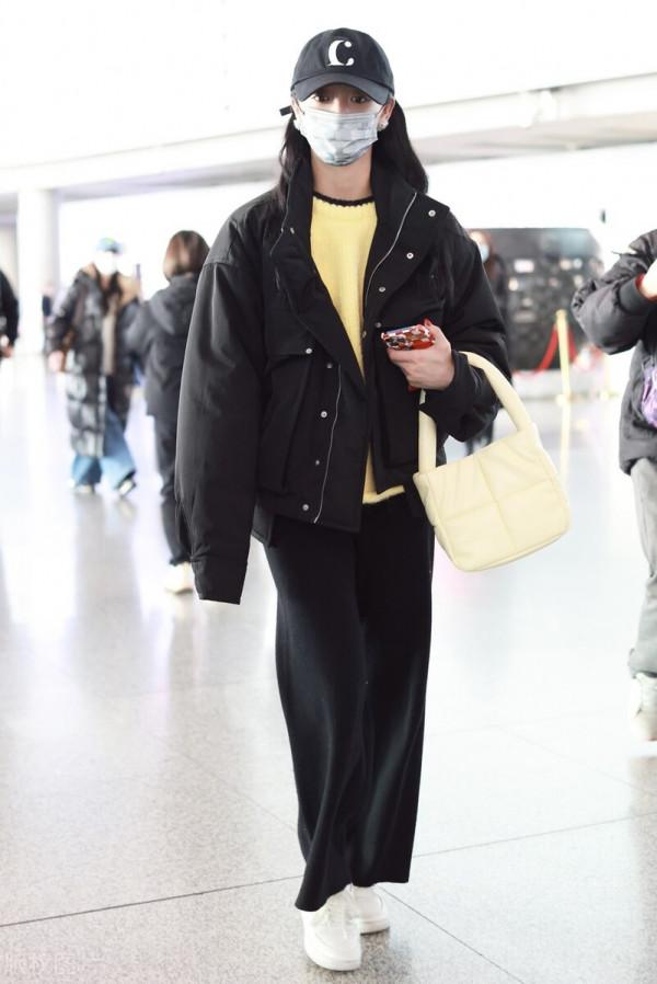 23歲周潔瓊好會穿，菱格外套搭過膝長靴，高階摩登很洋氣