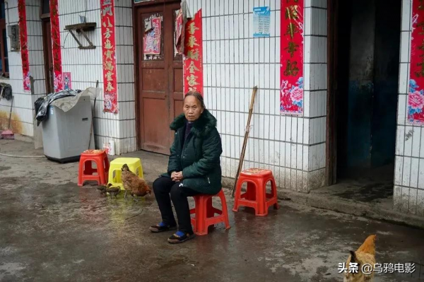 35年了,我的媽媽,枕頭下總是放著一把刀 35年了,我的媽媽,枕頭下總是放著一把刀