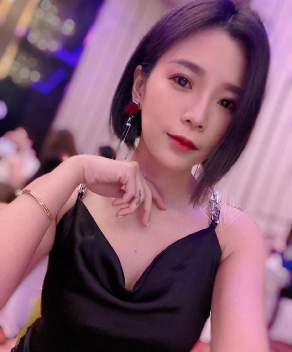 好事不斷!兩位國羽名將同一天結婚,吳柳瑩一襲黑裙亮相嫵媚動人 好事不斷!兩位國羽名將同一天結婚,吳柳瑩一襲黑裙亮相嫵媚動人