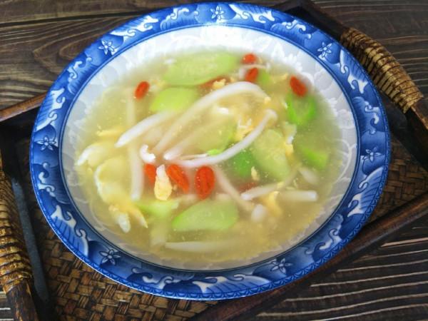 熬絲瓜湯，怎樣才能翠綠鮮香，牢記2個小妙招，絲瓜湯新鮮美味