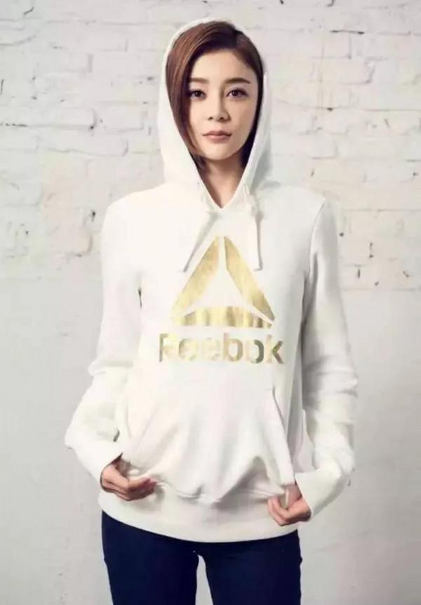 劉詩詩“大爺式”坐姿亮了!穿運動服的女明星有多美 劉詩詩“大爺式”坐姿亮了!穿運動服的女明星有多美