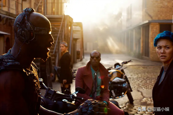 什麼是困住尼歐的「母體」？拉娜在內容創新時，也不忘懷舊因素