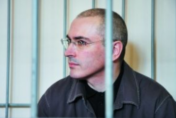 2003年俄羅斯首富公開叫板，普京面帶微笑應對，8個月後首富被捕