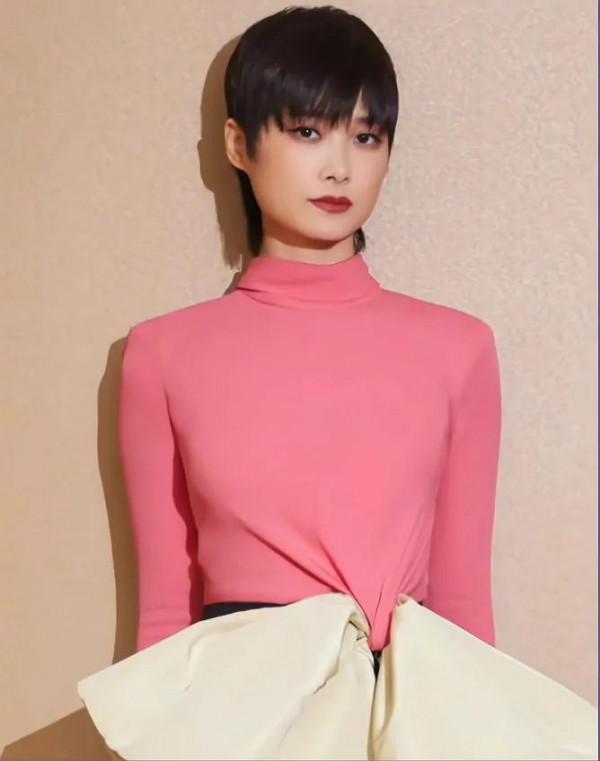 關曉彤逆風翻盤，李宇春翻車，李冰冰絕美，金雞紅毯造型花落誰家