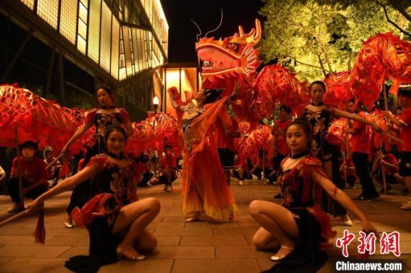 72米騰龍穿梭百年外灘 慶祝中華人民共和國72歲生日