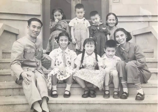 退伍老兵回家，發現母親對槍支瞭如指掌，原來母親曾是王牌特工