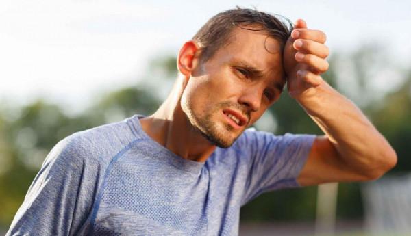 為什麼有的人愛出汗？醫生：原因無外乎這3點，多留點心