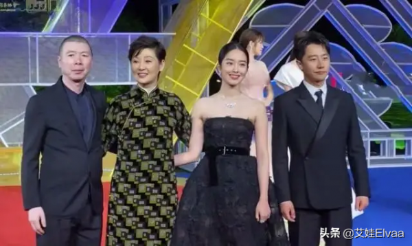 公開露面新戲首映禮,老謀深算徐帆穿紅裙脫穎而出,居C位搶風頭 公開露面新戲首映禮,老謀深算徐帆穿紅裙脫穎而出,居C位搶風頭