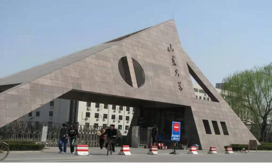 山東大學再出輿論,背景牆上出現“錯別字”,網友:英語課白上了 山東大學再出輿論,背景牆上出現“錯別字”,網友:英語課白上了