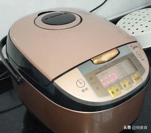 把五花肉直接放進電飯煲，不放一滴水，30分鐘出鍋，連肉渣都不剩